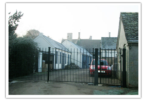 Agricultural / farm style automated gates