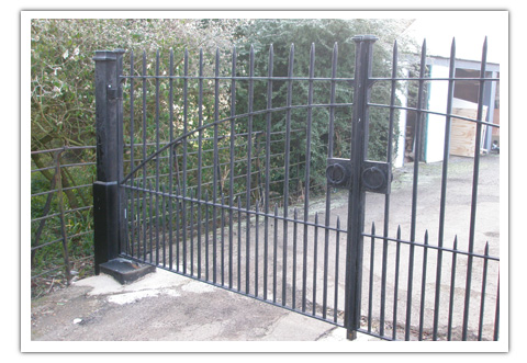 Agricultural / farm style automated gates