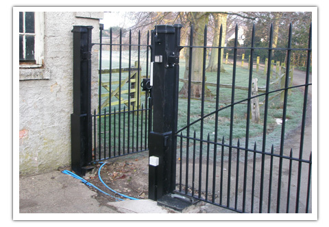 Agricultural / farm style automated gates