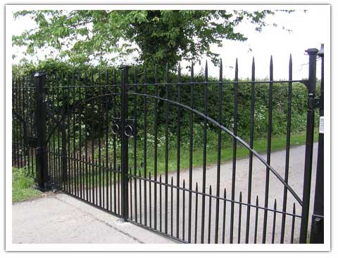 Agricultural / farm style automated gates
