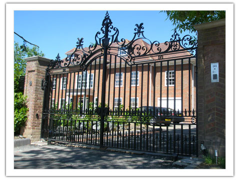 Hudhill Hall Gates